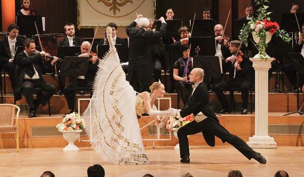 Das achtköpfige Ballett des Ensembles begleitet die musikalische Veranstaltung mit wunderschönen Choreografien.