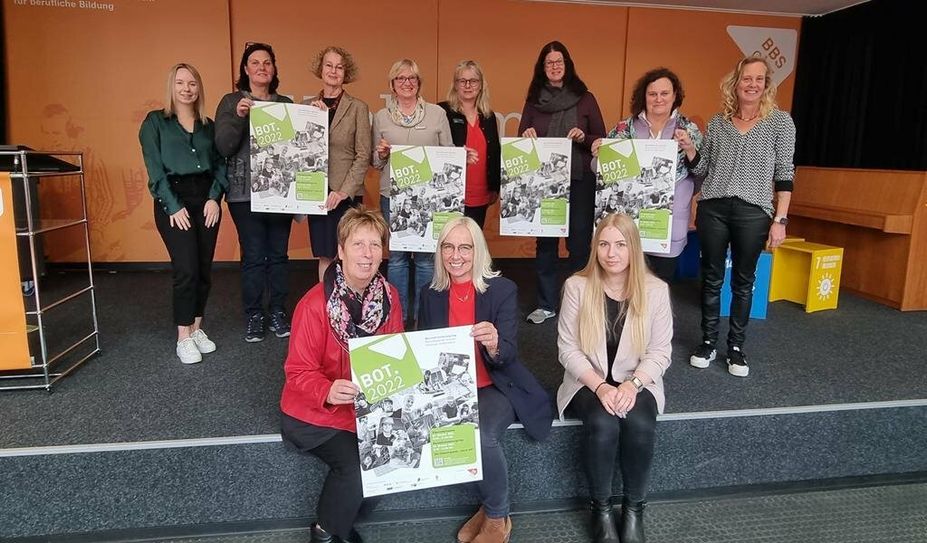 Gemeinsam mit Bildungsreferentin Dr. Heike Schumacher (li.) freuten sich die stellvertretende Schulleiterin Jutta Finken (Mitte) mit den Sponsorinnen, dass der Berufsorientierungstag wieder in voller Präsenz abgehalten werden kann. Foto: cne