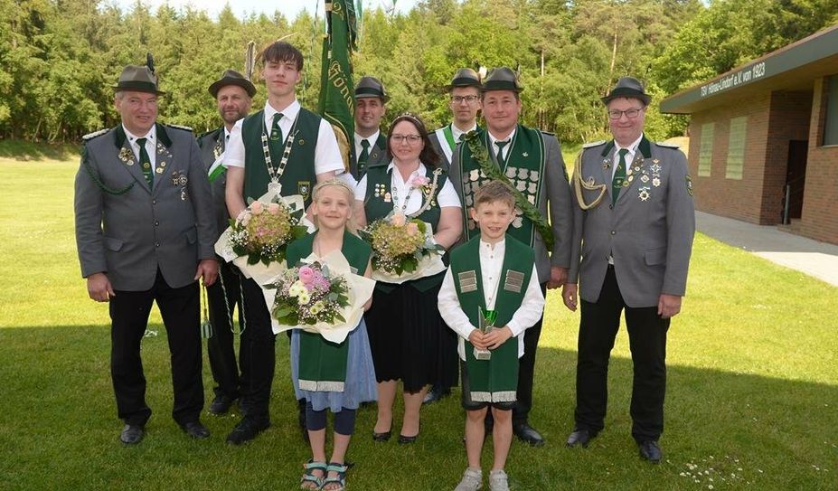 Hönau-Lindorf (red). Beim Schützenfest in Hönau-Lindorf wurden am Pfingstwochenende die neuen Majestäten gekrönt. König wurde Mario Prietz und die neue Königin ist Michaela Prietz. Der Schützenverein konnte sich über viele Besucher:innen aus den umliegenden Vereinen freuen. Am Abend wurde mit der K&amp;K-Band ordentlich gefeiert.