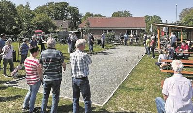Wellen (eb). In der Beverstedter Ortschaft Wellen wurde Anfang Mai ein Bouleplatz in der Spintenkamper Straße neben der DRK-Kindertagesstätte eingeweiht. Die Idee kam von Ortsvorsteher Thiemo Blanck. Neben dem Bouleplatz wurde auch eine Tischtennisplatte aufgestellt, um so einen Mehrgenerationenplatz zu schaffen, der in der Zukunft noch erweitert werden soll. Insgesamt 3.500 Euro sind in den Platz investiert worden. Der Bouleplatz ist jederzeit nutzbar. Die Kugeln müssen selbst mitgebracht werden.