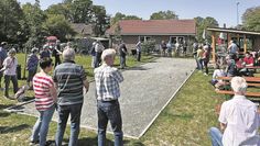 Wellen (eb). In der Beverstedter Ortschaft Wellen wurde Anfang Mai ein Bouleplatz in der Spintenkamper Straße neben der DRK-Kindertagesstätte eingeweiht. Die Idee kam von Ortsvorsteher Thiemo Blanck. Neben dem Bouleplatz wurde auch eine Tischtennisplatte aufgestellt, um so einen Mehrgenerationenplatz zu schaffen, der in der Zukunft noch erweitert werden soll. Insgesamt 3.500 Euro sind in den Platz investiert worden. Der Bouleplatz ist jederzeit nutzbar. Die Kugeln müssen selbst mitgebracht werden.