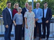 Sechs Landratskandidaten stellten sich beim Wahlforum der IRB vor. Geleitet wurde es von der IRB-Vorsitzenden Simone Schröter (vorne links).