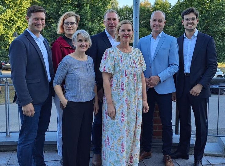Sechs Landratskandidaten stellten sich beim Wahlforum der IRB vor. Geleitet wurde es von der IRB-Vorsitzenden Simone Schröter (vorne links).