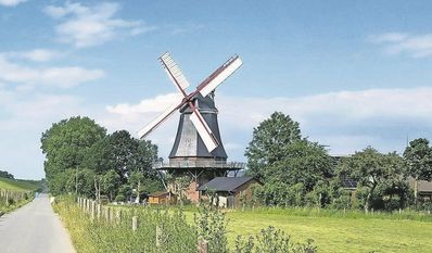 Schwanewede (eb). An der Aschwardener Mühle findet am Dienstag, 3. Oktober, der 15. Bauern- und Kunsthandwerkermarkt statt. Von 10.30 bis 17 Uhr bieten regionale Erzeuger:innen Gemüse, Herbstblüher, Weiß- und Rotkohl sowie Honig an. Eine vielfältige Auswahl an Wurst-, Käse- und Ölsorten werden ebenfalls angeboten. Für die Gartendekoration werden Holzfiguren, Gartenstecker und vieles mehr angeboten. Die Mühle kann an diesem Tag besichtigt werden. Für die Kleinen gibt es zwei Hüpfburgen. Hinter der Mühle werden verschiedene Speisen bereitgestellt. Der Erlös wird zum Erhalt der Mühle verwendet.