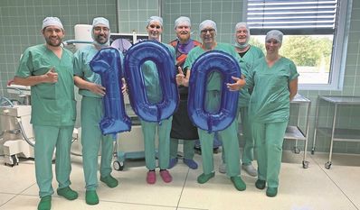 Das Team rund um Chefarzt dr. Jörg Franke (3.v.r.) freut sich sehr, über die maschinelle Unterstützung im OP-Saal.