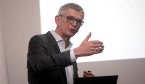 Bernhard Faller vom Bonner vhw (Bundesverband für Wohnen und Stadtentwicklung) hielt den Initialvortrag.