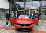 (v. l.) Stefan Molkentien (Klosterholz-Tombola), Marko Putaro (Vorstand Sparkasse), Anja Kalski (1. Vorsitzende Klosterolz e. V.), Thorben Prenntzell (Vorstand Sparkasse) und Dennis Neubeck (Autohaus Opel Meyer) freuen sich, erneut ein Auto als Hauptpreis zur Verfügung zu stellen.