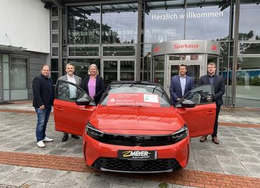 (v. l.) Stefan Molkentien (Klosterholz-Tombola), Marko Putaro (Vorstand Sparkasse), Anja Kalski (1. Vorsitzende Klosterolz e. V.), Thorben Prenntzell (Vorstand Sparkasse) und Dennis Neubeck (Autohaus Opel Meyer) freuen sich, erneut ein Auto als Hauptpreis zur Verfügung zu stellen.