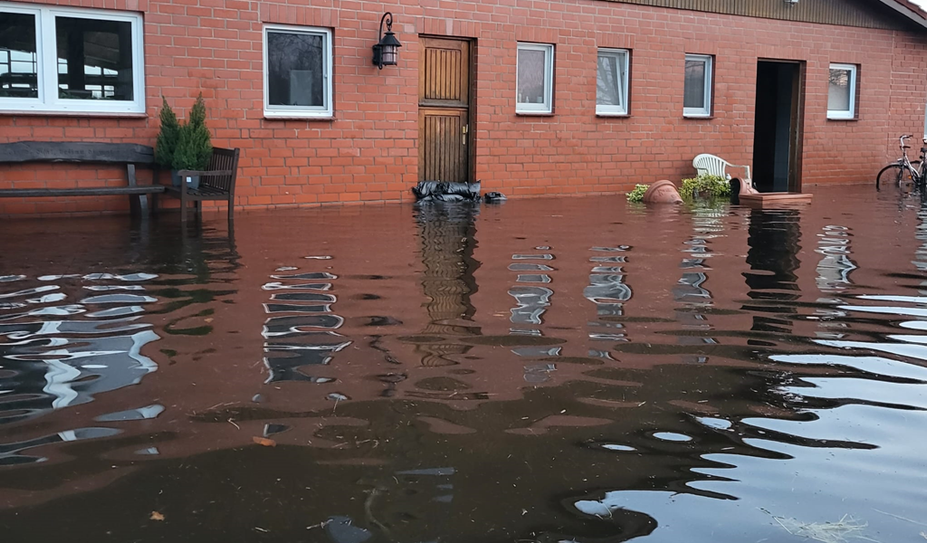 Kniehoch stand der Reiterhof unter Wasser. Auch die Reithalle hat Schaden genommen.