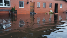 Kniehoch stand der Reiterhof unter Wasser. Auch die Reithalle hat Schaden genommen.