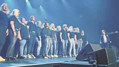 Der Gnarrenburger Frauenchor hatte Sänger Bosse mit einem Video überzeugt und durfte deshalb jetzt beim Konzert in Bremen auf der Bühne mitsingen.