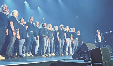 Der Gnarrenburger Frauenchor hatte Sänger Bosse mit einem Video überzeugt und durfte deshalb jetzt beim Konzert in Bremen auf der Bühne mitsingen.