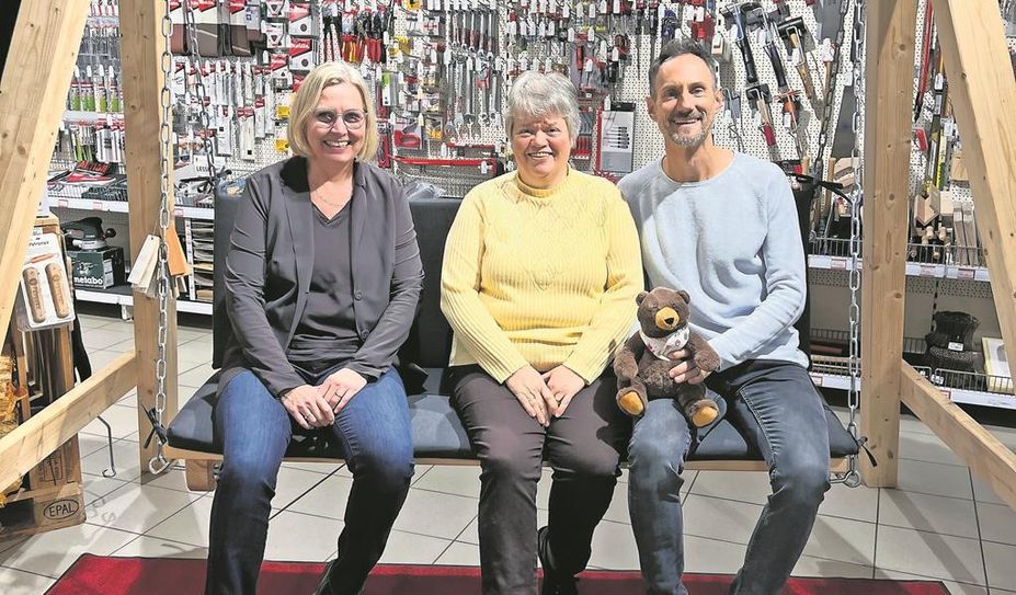 Anja Kalski (links) und Fero Andersen gratulieren Marlene Schlüter aus Minstedt zum Gewinn der Schaukel.