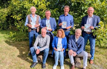 Die Bürgermeister der Gemeinden Beverstedt, Loxstedt und Hagen im Bremischen sowie das Team des Bildungszentrums stellten den neuen Katalog vor.