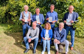Die Bürgermeister der Gemeinden Beverstedt, Loxstedt und Hagen im Bremischen sowie das Team des Bildungszentrums stellten den neuen Katalog vor.