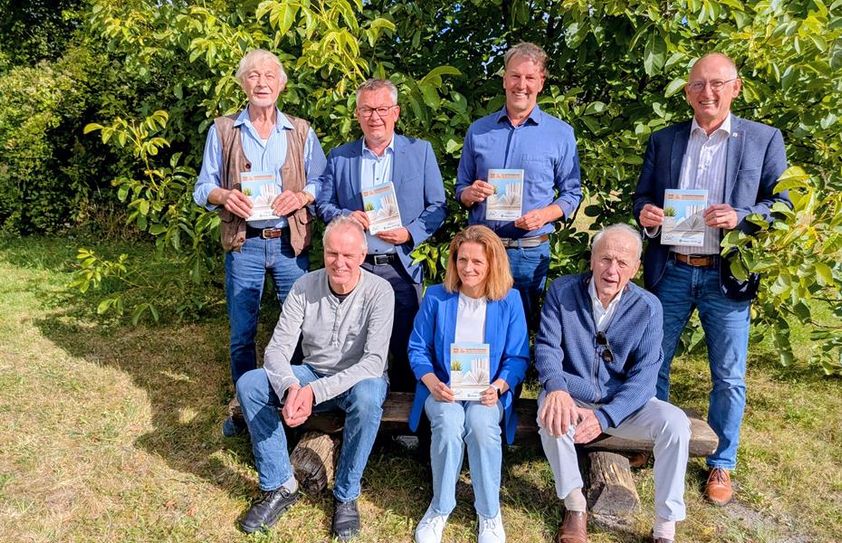 Die Bürgermeister der Gemeinden Beverstedt, Loxstedt und Hagen im Bremischen sowie das Team des Bildungszentrums stellten den neuen Katalog vor.