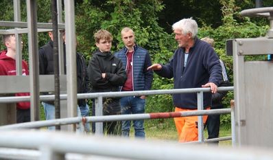 Die Stadtwerke können mehr als Strom: Lothar Lenz führte die Schüler:innen über die Kläranlage Lintel. Foto: jm