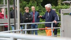 Die Stadtwerke können mehr als Strom: Lothar Lenz führte die Schüler:innen über die Kläranlage Lintel. Foto: jm