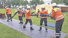 Bei den Übungen sitzt jeder Handgriff der Feuerwehrleute.