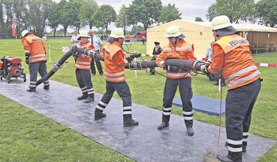 Bei den Übungen sitzt jeder Handgriff der Feuerwehrleute.