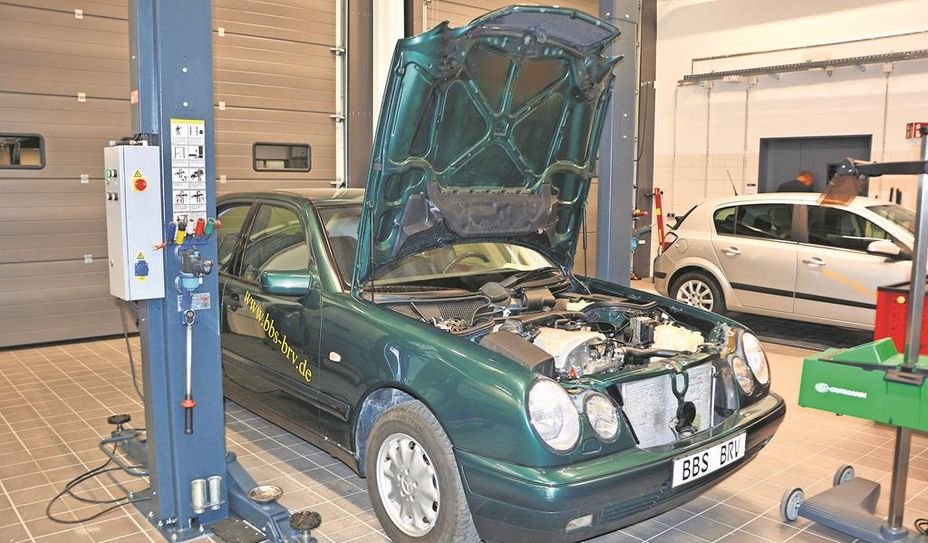 In der Werkstatt lernen angehende Kfz-Mechatroniker:innen alles Wichtige ums Auto.