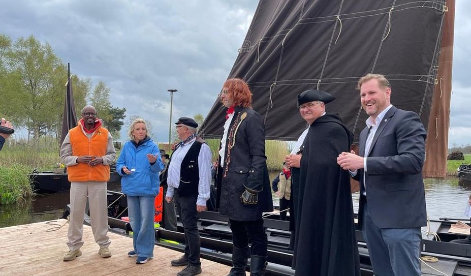 (v. l.) Yared Dibaba, Britta von Lucke, die Mitglieder von Findorffs Erben und Bürgermeister Marc Breitenfeld bei der Taufe.