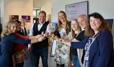 Die Gäste der Vernissage feierten die „Moor-Deerns und „Moor Keerls“.
