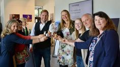 Die Gäste der Vernissage feierten die „Moor-Deerns und „Moor Keerls“.