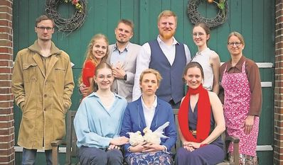Alfstedt (red). Das Projekttheater es Landschaftverbands Stade, die Ex-Wellenbreker un Frünn, präsentieren ihr neues Stück „Moord in‘n Höhnerstall“ am Samstag, 25. Mai, um 19.30 Uhr im Saal des Steffens Gasthof in Alfstedt.
In dem Stück geht es um Renate Nienstädt, die ihr Leben lang gearbeitet und einen erfolgreichen Hühnermastbetrieb aufgebaut hat. Jetzt möchte sie kürzer treten. Assisten Sven möchte gerne die Geschäftsleitung übernehmen, doch er hat die Rechnung ohne Renates Nichte und Neffe gemacht, die in finanziellen Schwierigkeiten stecken. Am Ende passiert ein Mord, der ermittelt werden muss.
Weitere Aufführungstermine sind am Sonntag, 26. Mai, um 14.30 Uhr im Dorfgemeinschaftshaus Osten-Hüll und am Sonntag, 2. Juni um 15.30 Uhr in der Schützenhalle Lüdimgworth. Der Eintritt ist frei.