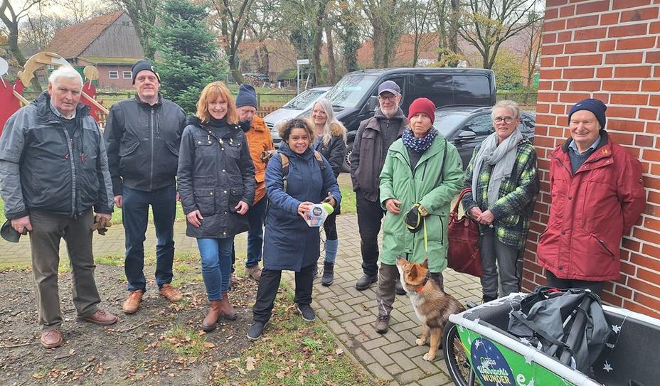 Janine Horsch (Mitte, blaue Jacke) mit Spendendose in Garlstedt. Marie Jordan nahm die Moderatorin am Kühlhaus in Empfang.
