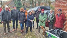 Janine Horsch (Mitte, blaue Jacke) mit Spendendose in Garlstedt. Marie Jordan nahm die Moderatorin am Kühlhaus in Empfang.