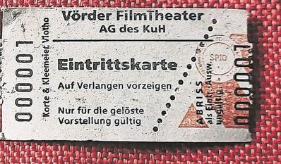 Die Eintrittskarte zählt am ersten Kinoabend der neuen Saison als Los für das Gewinnspiel.