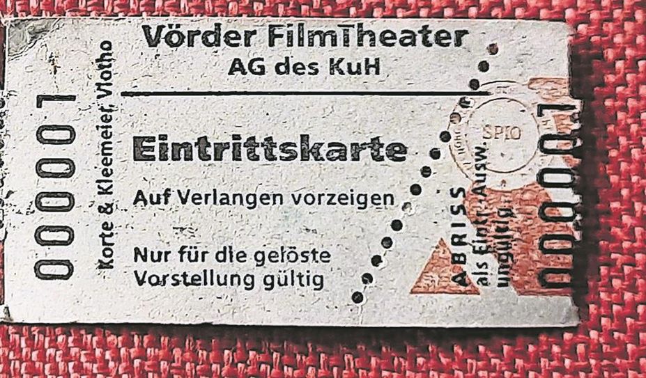 Die Eintrittskarte zählt am ersten Kinoabend der neuen Saison als Los für das Gewinnspiel.