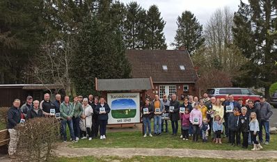 Die Bürger:innen freuen sich über das neue Schild, dass komplett selbst gestaltet wurde.