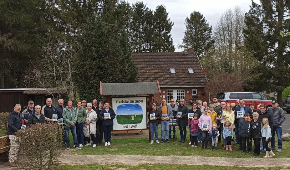 Die Bürger:innen freuen sich über das neue Schild, dass komplett selbst gestaltet wurde.