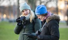 Die „Stunde der Wintervögel“ ist Deutschlands größte Vogelzählung für alle. Ganz gleich, ob jemand zum ersten Mal die Arten bestimmt oder schon länger begeistert beobachtet.
