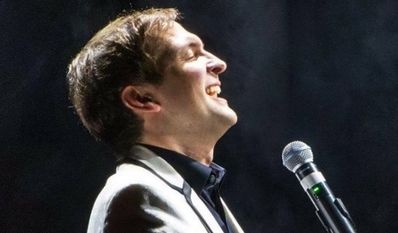 Alex Parker singt Lieder, die alle kennen und jede:n berühren.