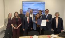 Ministerin Melanie Walter (vierte von rechts) übergab den Förderbescheid an Bürgermeister Marc Breitenfeld (zweiter von rechts).