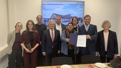 Ministerin Melanie Walter (vierte von rechts) übergab den Förderbescheid an Bürgermeister Marc Breitenfeld (zweiter von rechts).