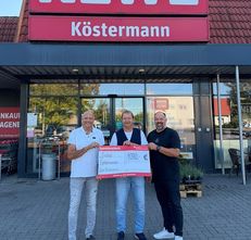 Matthias Köstermann (Mitte) freut sich, den Förderverein unterstützen zu können, Martin Rademacher (links) und Timm Haberland zeigen sich dankbar.