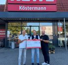 Matthias Köstermann (Mitte) freut sich, den Förderverein unterstützen zu können, Martin Rademacher (links) und Timm Haberland zeigen sich dankbar.