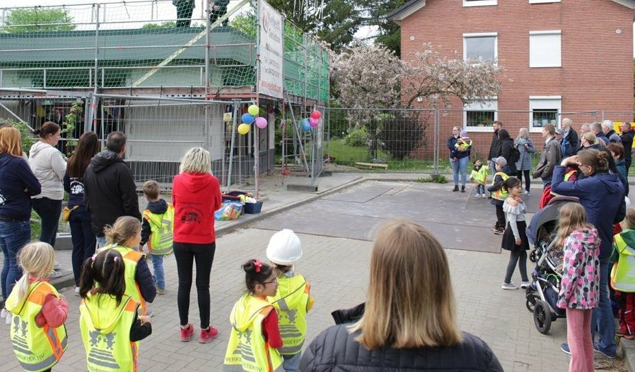 „Wer will fleißige Handwerker sehn“ - Mit Schutzhelm, Warnweste und Werkzeug ausstaffiert und dem passenden Lied bedankten sich die Kinder bei den Handwerkern.