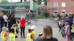 „Wer will fleißige Handwerker sehn“ - Mit Schutzhelm, Warnweste und Werkzeug ausstaffiert und dem passenden Lied bedankten sich die Kinder bei den Handwerkern.