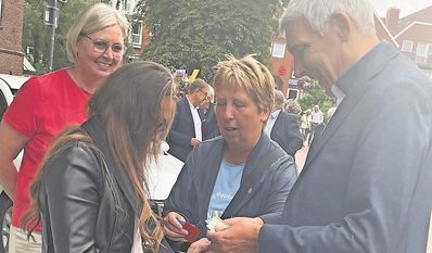 Osterholz-Scharmbeck (red). Die Klosterholz Tombola vom Klosterholz e. V. hat am Freitag, 30. August auf dem Marktplatz eröffnet. Mit dabei waren Bürgermeister Torsten Rohde, die Erste Kreisrätin Heike Schumacher (2. v. r.), eine Auszubildende der Sparkasse Osterholz und Anja Kalski, Vorsitzende von Klosterholz (hinten links). Ab jetzt können wieder fleißig Lose gekauft und tolle Preise gewonnen werden.