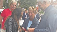 Osterholz-Scharmbeck (red). Die Klosterholz Tombola vom Klosterholz e. V. hat am Freitag, 30. August auf dem Marktplatz eröffnet. Mit dabei waren Bürgermeister Torsten Rohde, die Erste Kreisrätin Heike Schumacher (2. v. r.), eine Auszubildende der Sparkasse Osterholz und Anja Kalski, Vorsitzende von Klosterholz (hinten links). Ab jetzt können wieder fleißig Lose gekauft und tolle Preise gewonnen werden.