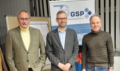 Werner Hinrichs, Leiter der GSP Sektion Elbe-Weser, und sein Stellvertreter (re.) mit dem Referenten Dr. Kai-Olaf Lang.