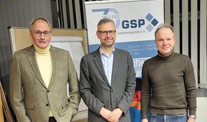 Werner Hinrichs, Leiter der GSP Sektion Elbe-Weser, und sein Stellvertreter (re.) mit dem Referenten Dr. Kai-Olaf Lang.