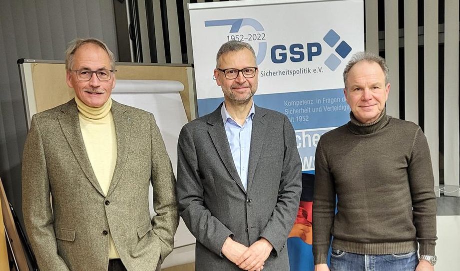 Werner Hinrichs, Leiter der GSP Sektion Elbe-Weser, und sein Stellvertreter (re.) mit dem Referenten Dr. Kai-Olaf Lang.