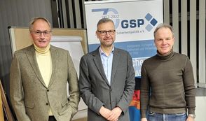 Werner Hinrichs, Leiter der GSP Sektion Elbe-Weser, und sein Stellvertreter (re.) mit dem Referenten Dr. Kai-Olaf Lang.