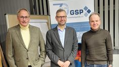 Werner Hinrichs, Leiter der GSP Sektion Elbe-Weser, und sein Stellvertreter (re.) mit dem Referenten Dr. Kai-Olaf Lang.